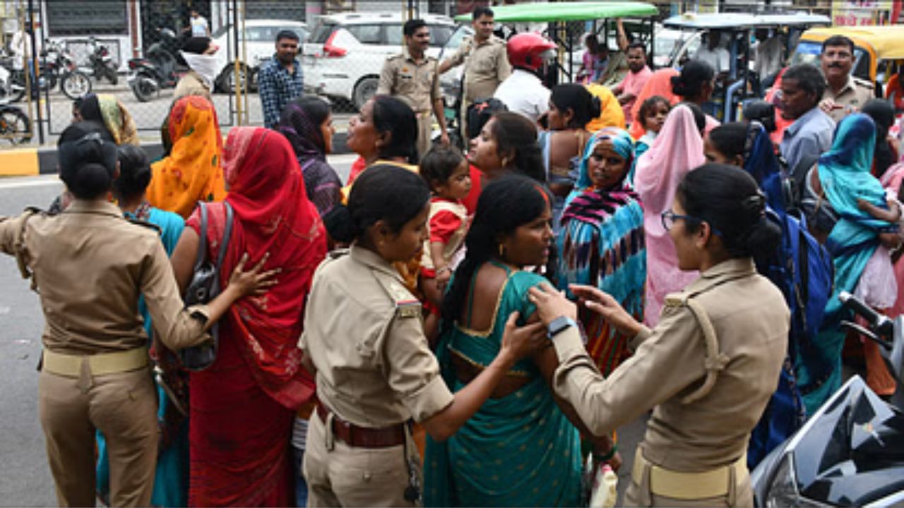 Gorakhpur: कर्ज माफी की अफवाहों का जाल, परिवार के साथ संघर्ष.. खेत बेचे और घर छोड़ दिया- जानें कैसे उलझ गए ब्याज के चक्र में