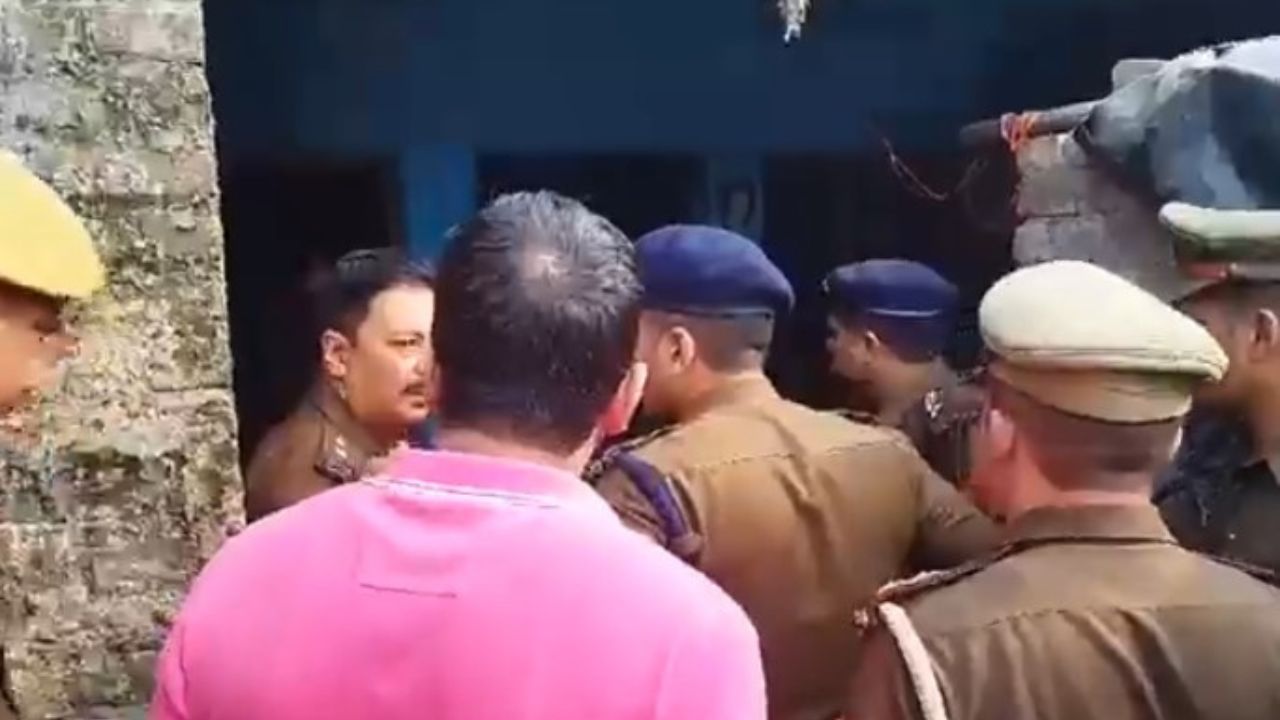 Triple Murder in Bijnor: पति-पत्नी और बेटे की स्क्रू ड्राइवर से हत्या, खून से सने मिले शव