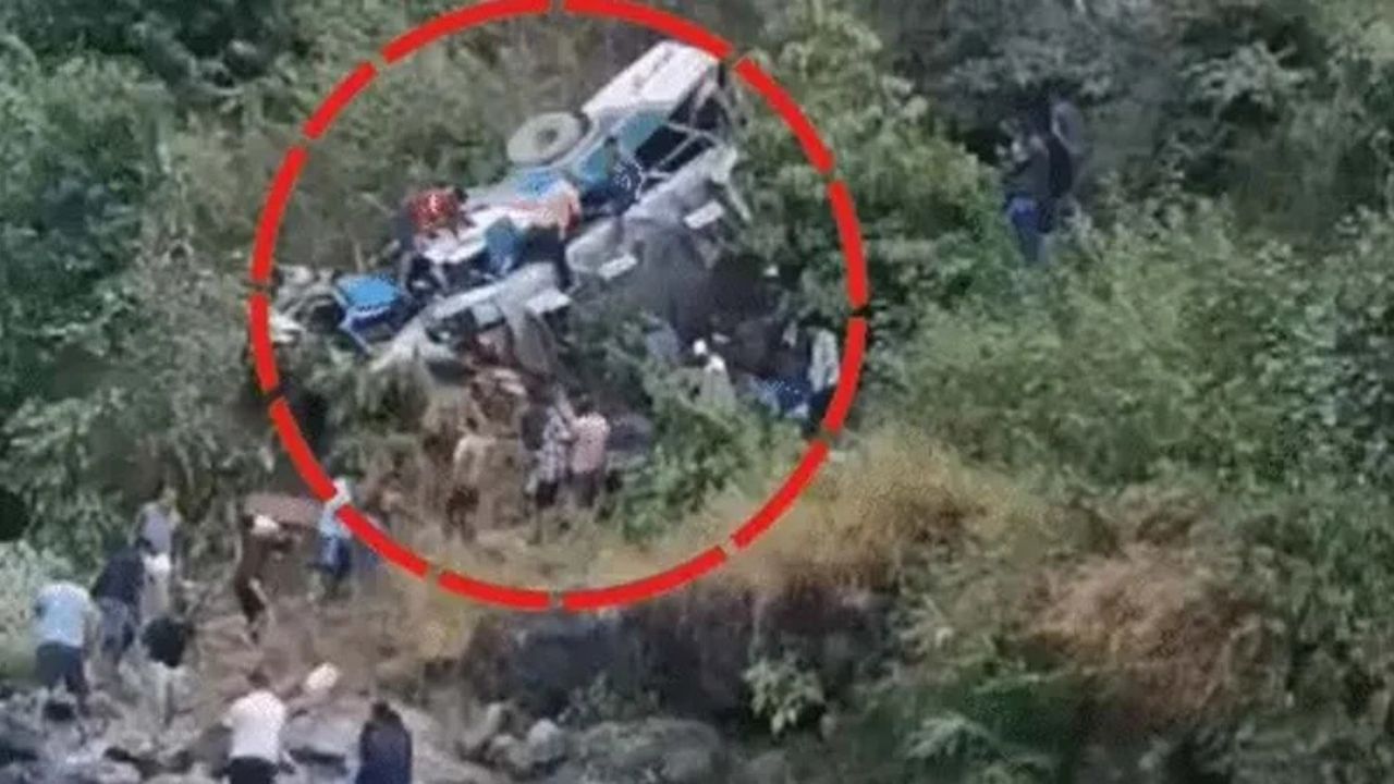 Uttarakhand Accident: यात्रियों से भरी बस खाई में, 46 सवार, 15 शव बरामद