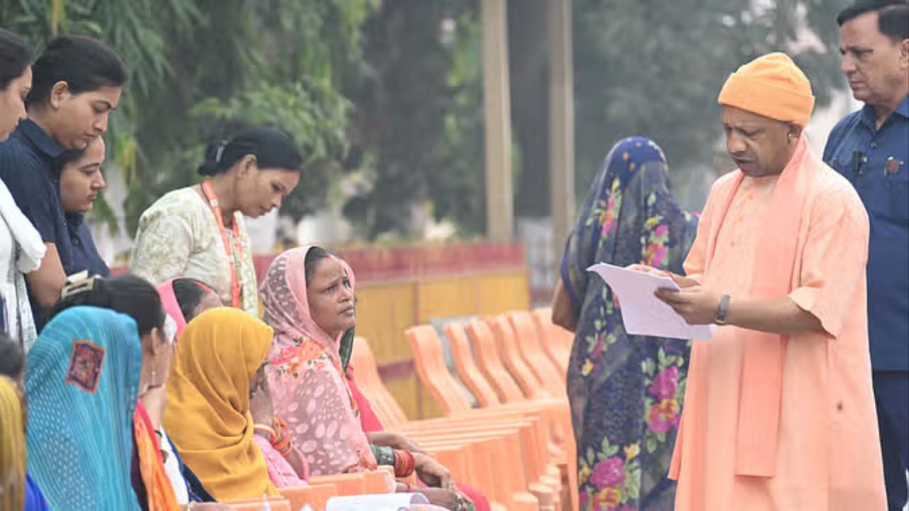 Gorakhpur: सीएम योगी ने गोरखनाथ मंदिर में 200 लोगों की समस्याएं सुनीं, कहा - निवारण में कोई लापरवाही नहीं