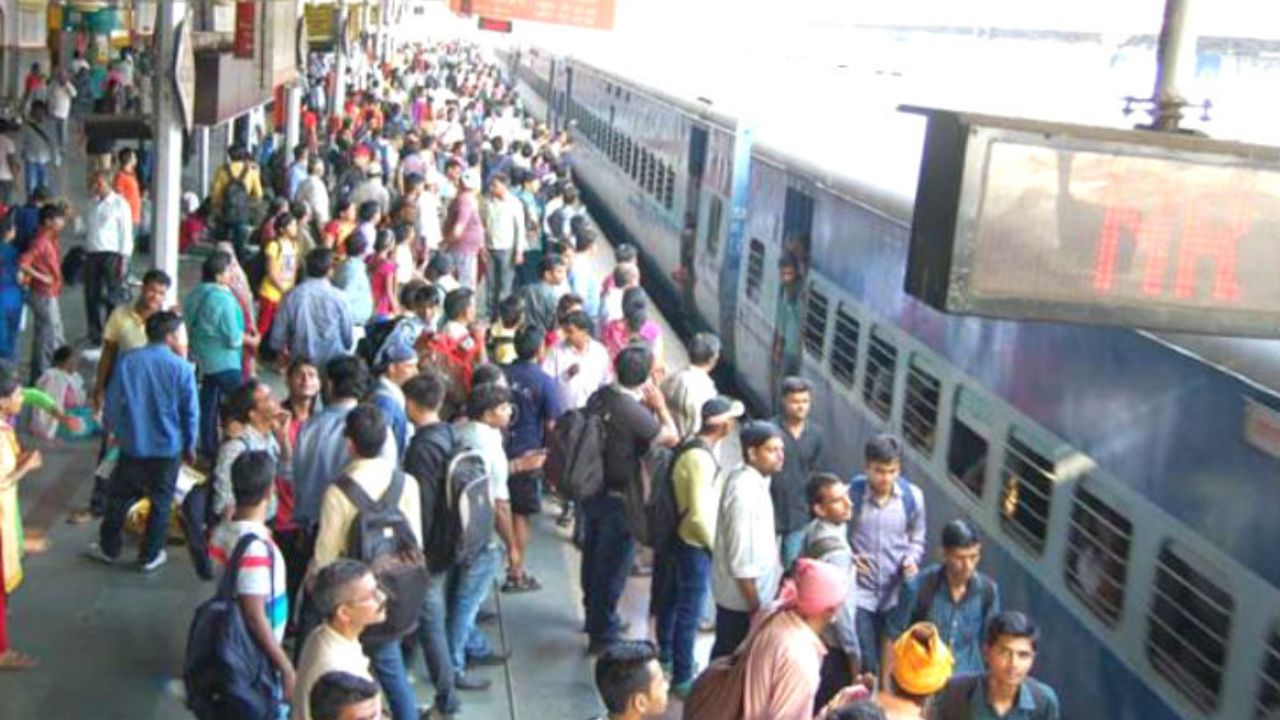 Railways News: दो ट्रेनों में 300 सीटें, दो करोड़ से अधिक की आबादी के लिए यात्रियों की बढ़ी परेशानियाँ