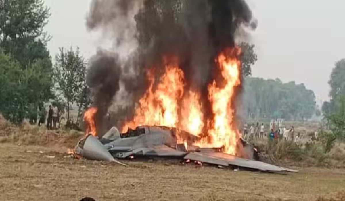 Agra Plane Crashes: आगरा में वायुसेना का विमान दुर्घटनाग्रस्त, पायलट और सह-पायलट ने कूदकर बचाई जान