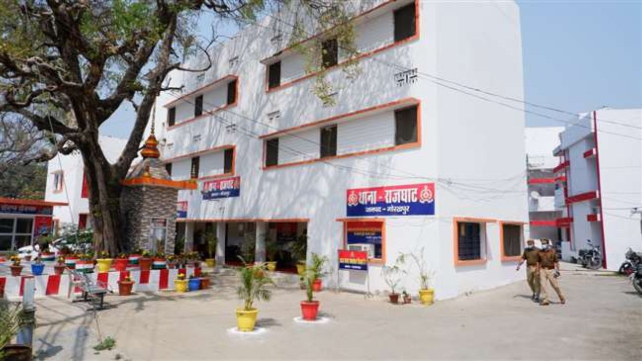 Gorakhpur News: शिव मंदिर के पास हुआ खूनी खेल डंडों से पीटने के बाद चाकुओं से किया गया वार! पेट से बहता खून आंतें बाहर
