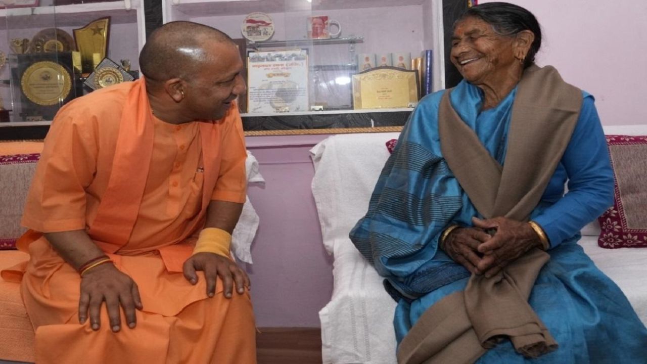 नवरात्रि में CM योगी ने गरीब मां की फरियाद सुनी, कैंसर पीड़ित बेटे का इलाज सरकारी एंबुलेंस से तुरंत शु