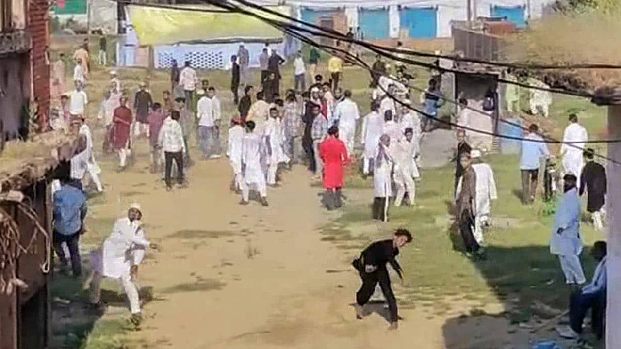 UP News: बरेली में हिंसा भड़क उठी, पुलिस ने मुस्लिम प्रदर्शनकारियों पर किया लाठीचार्ज, सीएम योगी ने कड़ा संदेश दिया