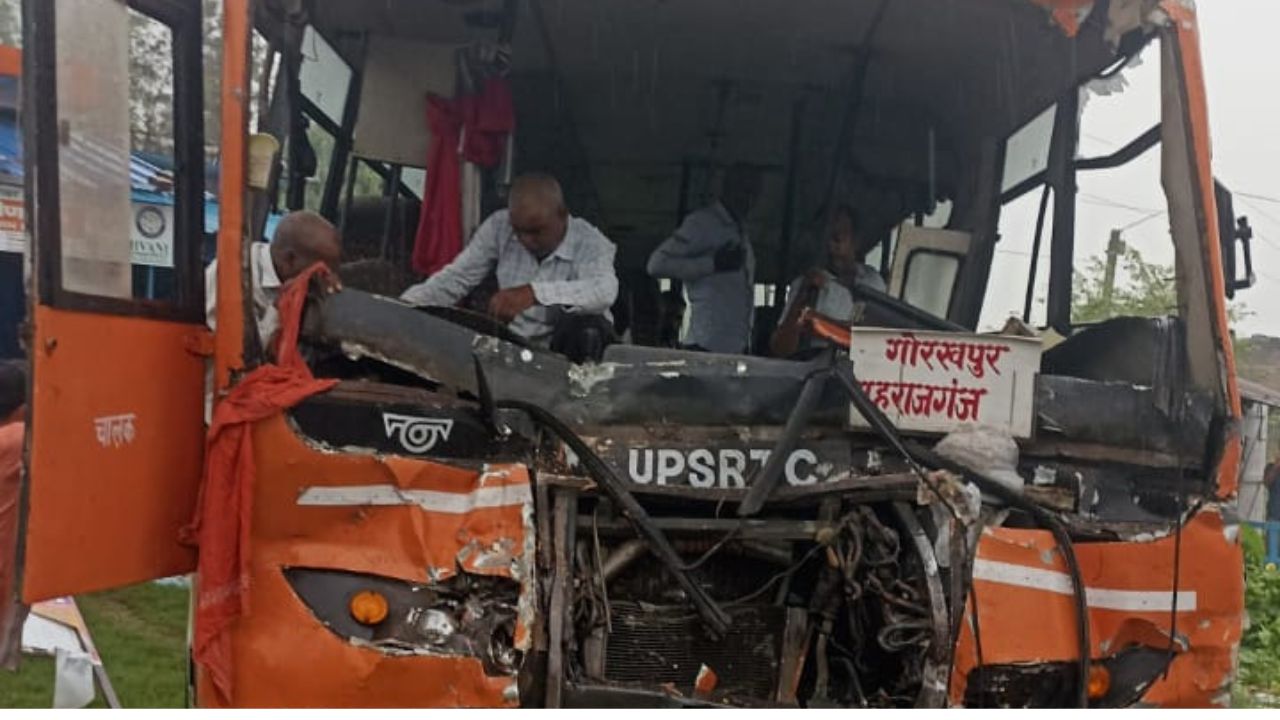 गोरखपुर-महराजगंज राष्ट्रीय राजमार्ग पर तीन बसों की भयंकर टक्कर, 20 यात्री घायल अस्पताल में भर्ती