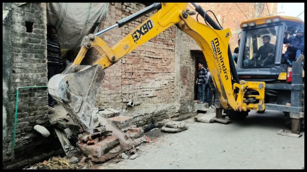 Uttar Pradesh: संभल में बुलडोजर का खौफ… लोगों ने खुद ही हथौड़ा उठाकर तोड़ डाले अपने मकान
