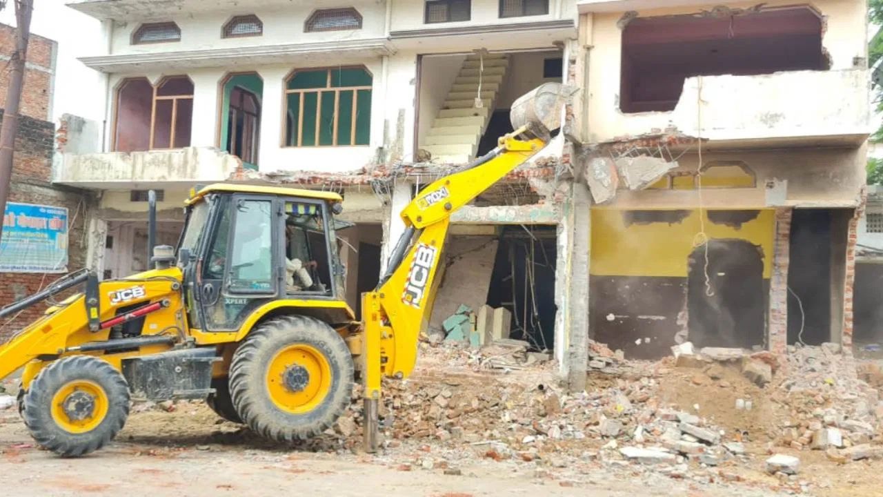 Uttar Pradesh: संभल में बुलडोजर का खौफ… लोगों ने खुद ही हथौड़ा उठाकर तोड़ डाले अपने मकान