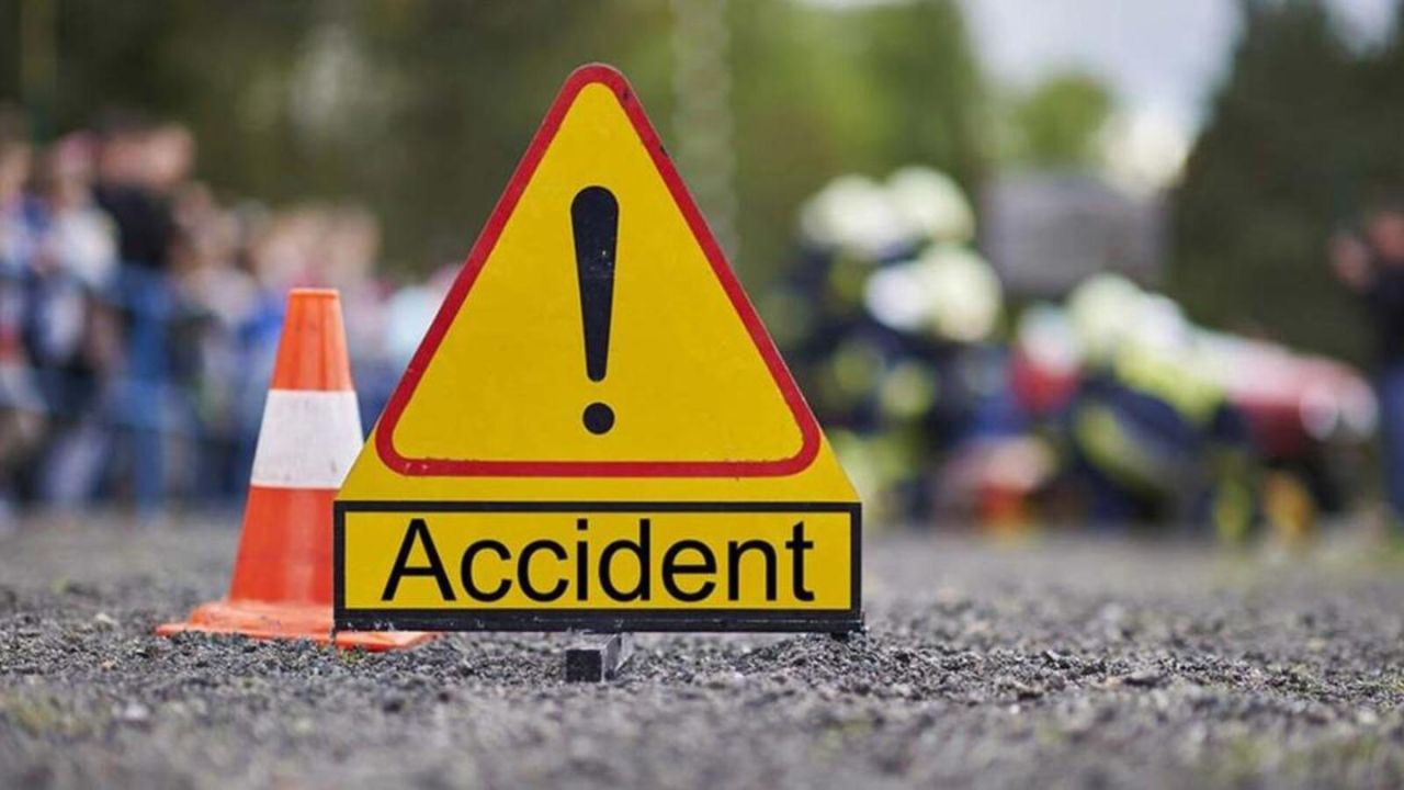 UP news: त्योहार की तैयारियों में दुखद हादसा, मिट्टी का टीला धंसने से पूर्व प्रधान की भतीजी की मौत, साथी घायल