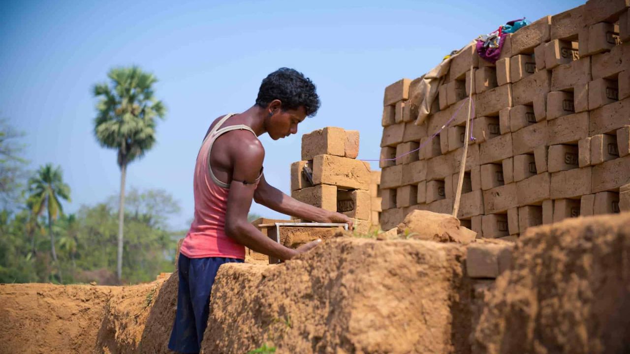 New Labor Policy 2025: सरकार लाएगी सार्वभौमिक सामाजिक सुरक्षा और कौशल-रोजगार एकीकरण, महिलाओं और युवाओं के लिए नई अवसर